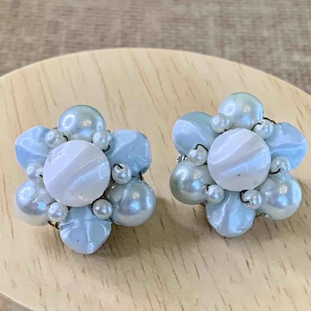 VTG Faux Pearl Cluster Flower Beaded Clip On Earrings Pale Blue & White Japan 1" - Picture 9 of 9
